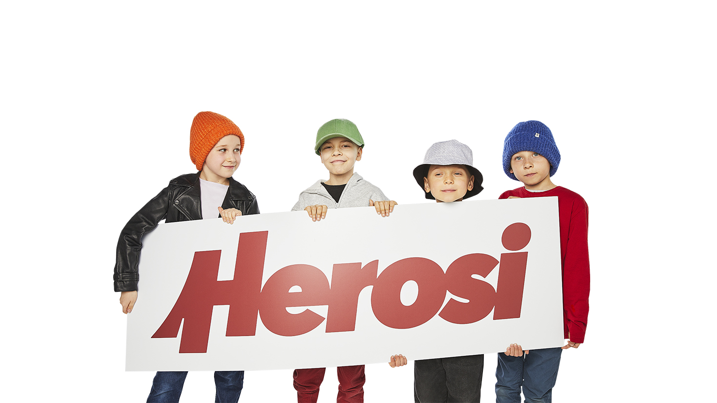 Mali Herosi trzymają plakat z logo Fundacji 