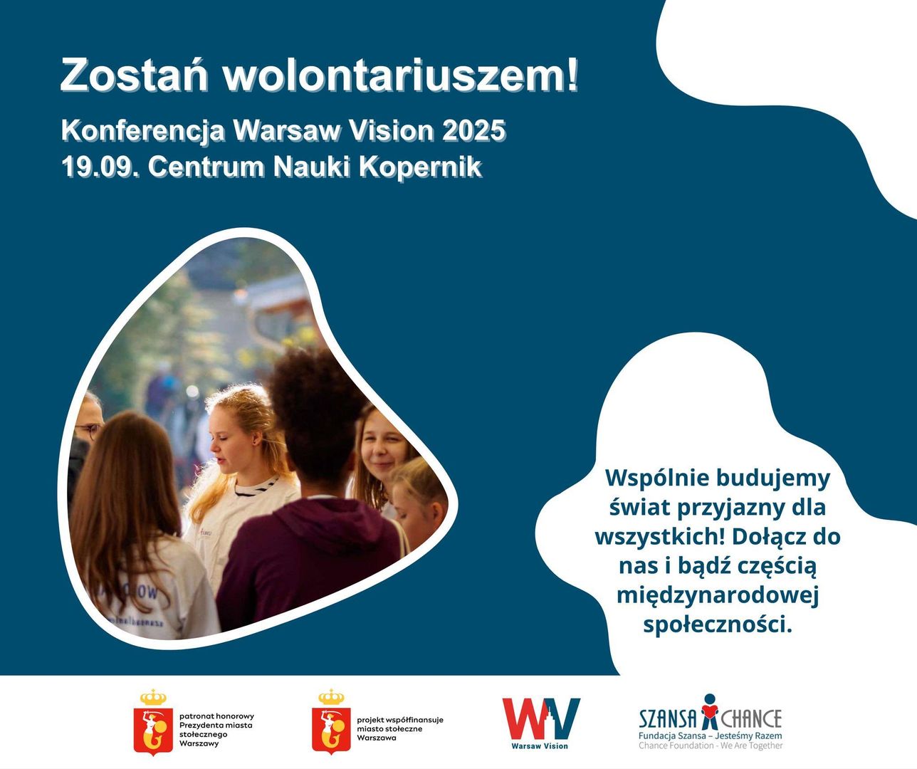 Grafika promująca wolontariat podczas konferencji Warsaw Vision 2025. Na górze widnieje hasło: „Zostań wolontariuszem! Konferencja Warsaw Vision 2025, 19.09. Centrum Nauki Kopernik”. Poniżej zdjęcie grupy uśmiechniętych młodych osób rozmawiających ze sobą na świeżym powietrzu. Po prawej stronie napis: „Wspólnie budujemy świat przyjazny dla wszystkich! Dołącz do nas i bądź częścią międzynarodowej społeczności.” Na dole znajdują się logotypy: Miasta Stołecznego Warszawy, projektu współfinansowanego przez Warszawę, Warsaw Vision oraz Fundacji Szansa – Jesteśmy Razem.