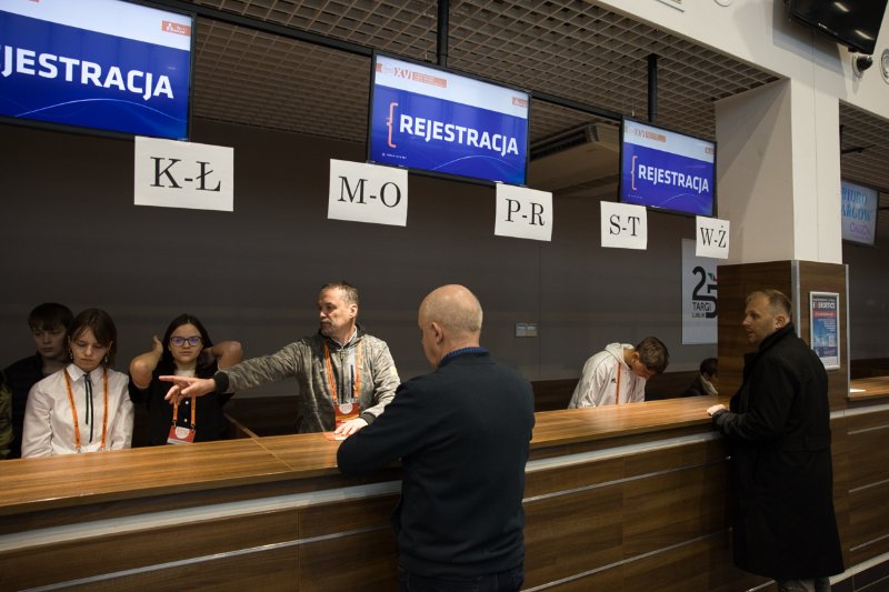 Tak wygląda praca przy recepcji uczestników Forum Tato.Net, zbieranie potwierdzeń, wydawanie pakietów uczetnika, informowanie o miejscach poszczególnych wydarzeń w ramach konferencji.