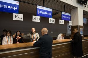 Miniatura Tak wygląda praca przy recepcji uczestników Forum Tato.Net, zbieranie potwierdzeń, wydawanie pakietów uczetnika, informowanie o miejscach poszczególnych wydarzeń w ramach konferencji.
