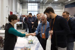 Miniatura W trakcie Forum działają różne stoiska i punkty informacyjne w przestrzeni poza salą konferencyjną, tutaj także przydatna jest pomoc wolontariuszy