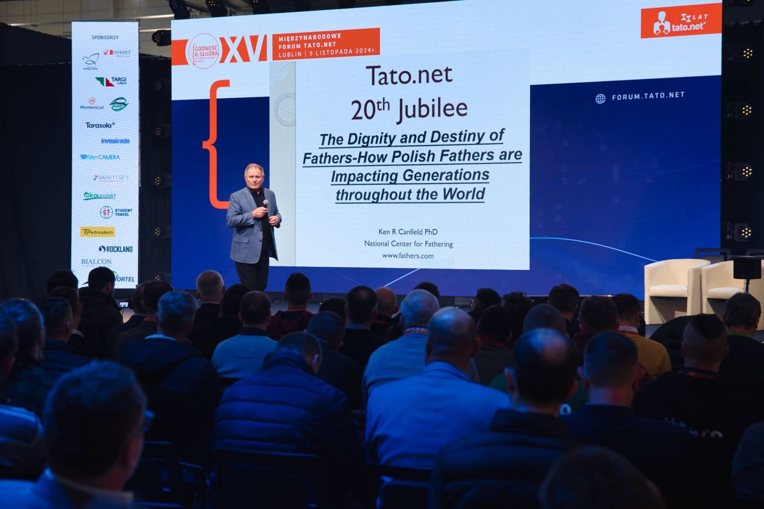 Scena na sali plenarnej ojcowskiego Forum Tato.Net