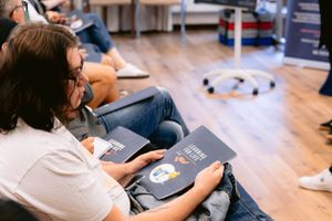 Miniatura Uczestnicy szkolenia Learning for Life podczas części teoretycznej, trzymają materiały edukacyjne programu.