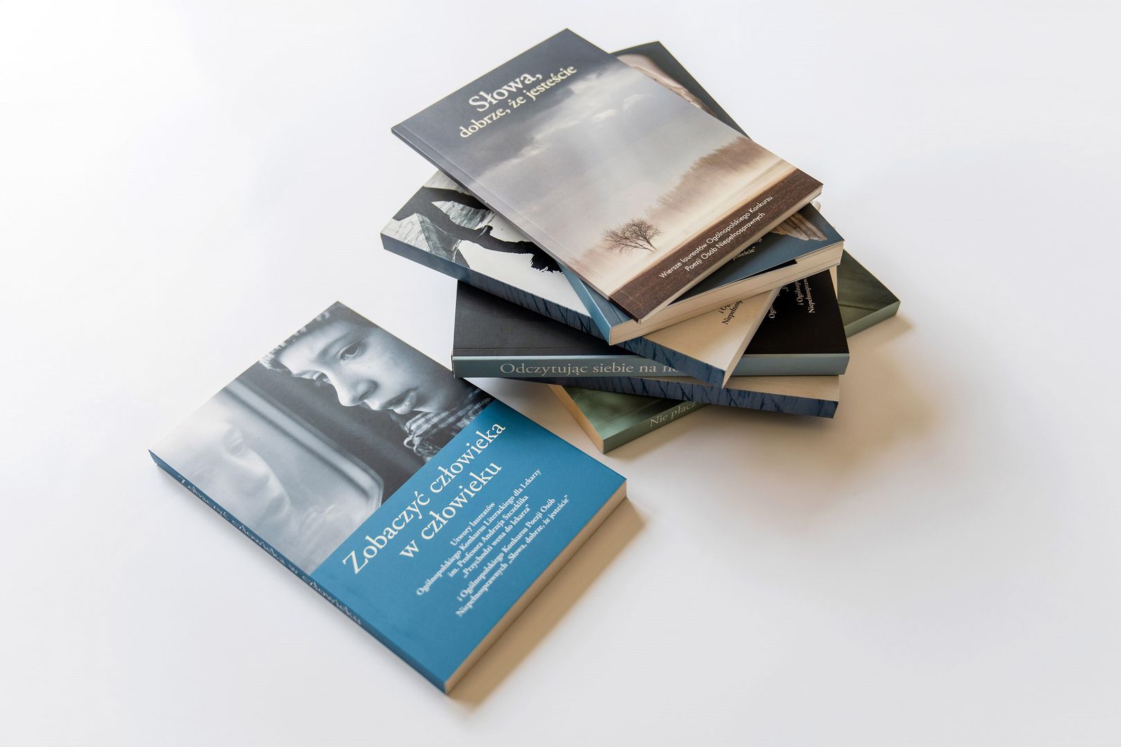 Tomiki poezji wydane z nagrodzonymi wierszami Konkursu Poezji „Słowa, dobrze, że jesteście” oraz Konkursu Literackiego im. Profesora Andrzeja Szczeklika „Przychodzi wena do lekarza”
