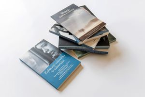 Miniatura Tomiki poezji wydane z nagrodzonymi wierszami Konkursu Poezji „Słowa, dobrze, że jesteście” oraz Konkursu Literackiego im. Profesora Andrzeja Szczeklika „Przychodzi wena do lekarza”