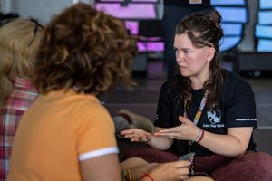 Miniatura Prawniczka Aleksandra Bura podczas warsztatów na temat zakładania organizacji pozarządowych.