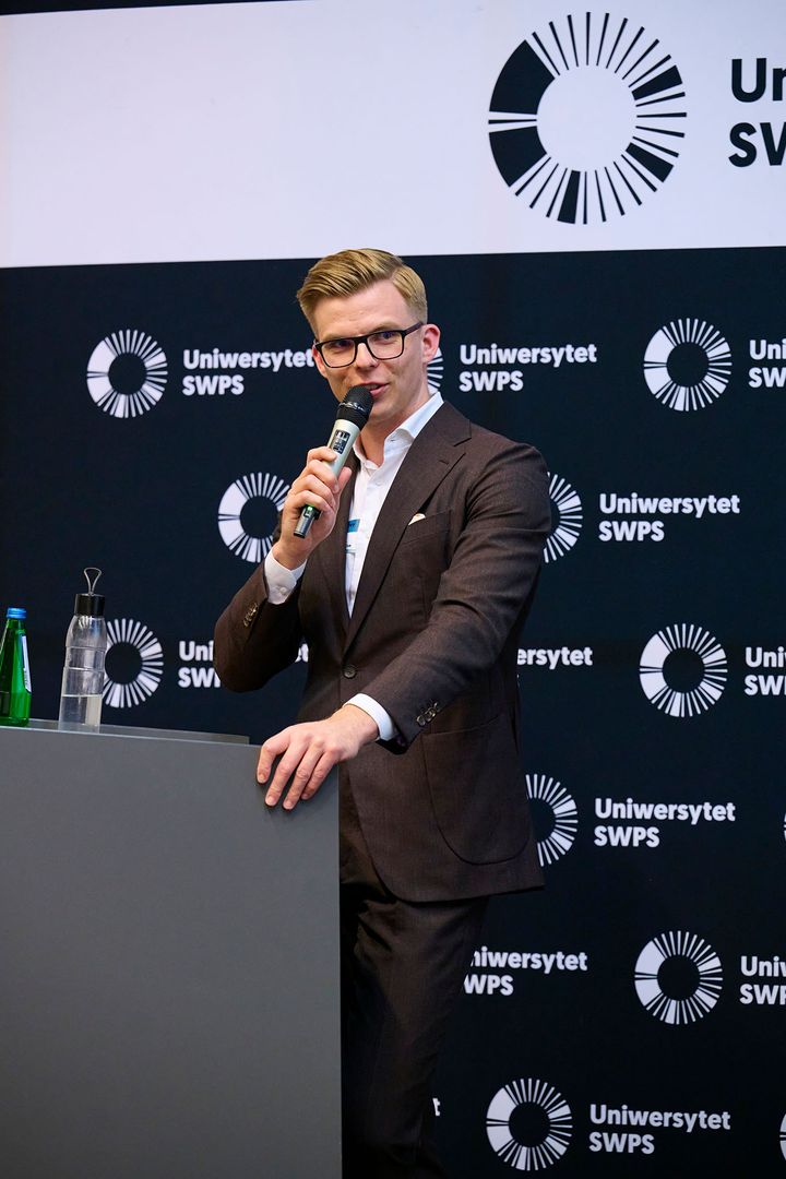 Prawnik Jacek Olejarz - założyciel kancelarii Legalden na konferencji na temat innowacji społecznych na Uniwersytecie SWPS. 