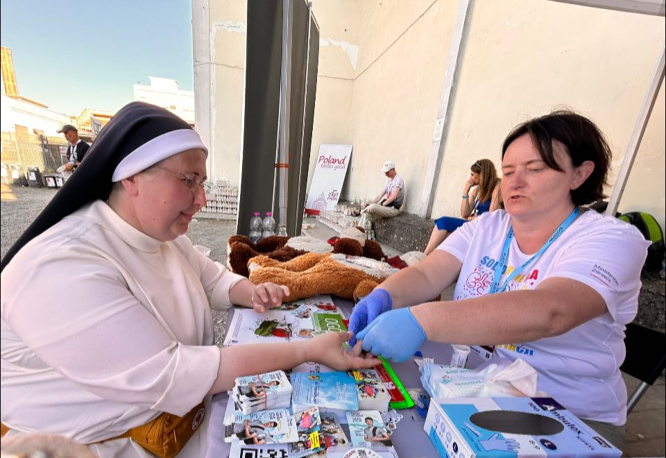 Kampania edukacyjna o cukrzycy, badanie poziomu glikemii we krwi s. Łucji. Pielęgniarka p. Teresa Danek