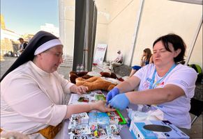 Miniatura Kampania edukacyjna o cukrzycy, badanie poziomu glikemii we krwi s. Łucji. Pielęgniarka p. Teresa Danek
