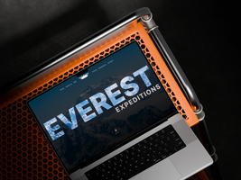 Miniatura Laptop na pomarańczowym stole z ciemnym tłem z wizualizacją strony