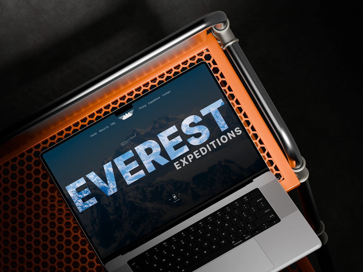 Laptop na pomarańczowym stole z ciemnym tłem z wizualizacją strony