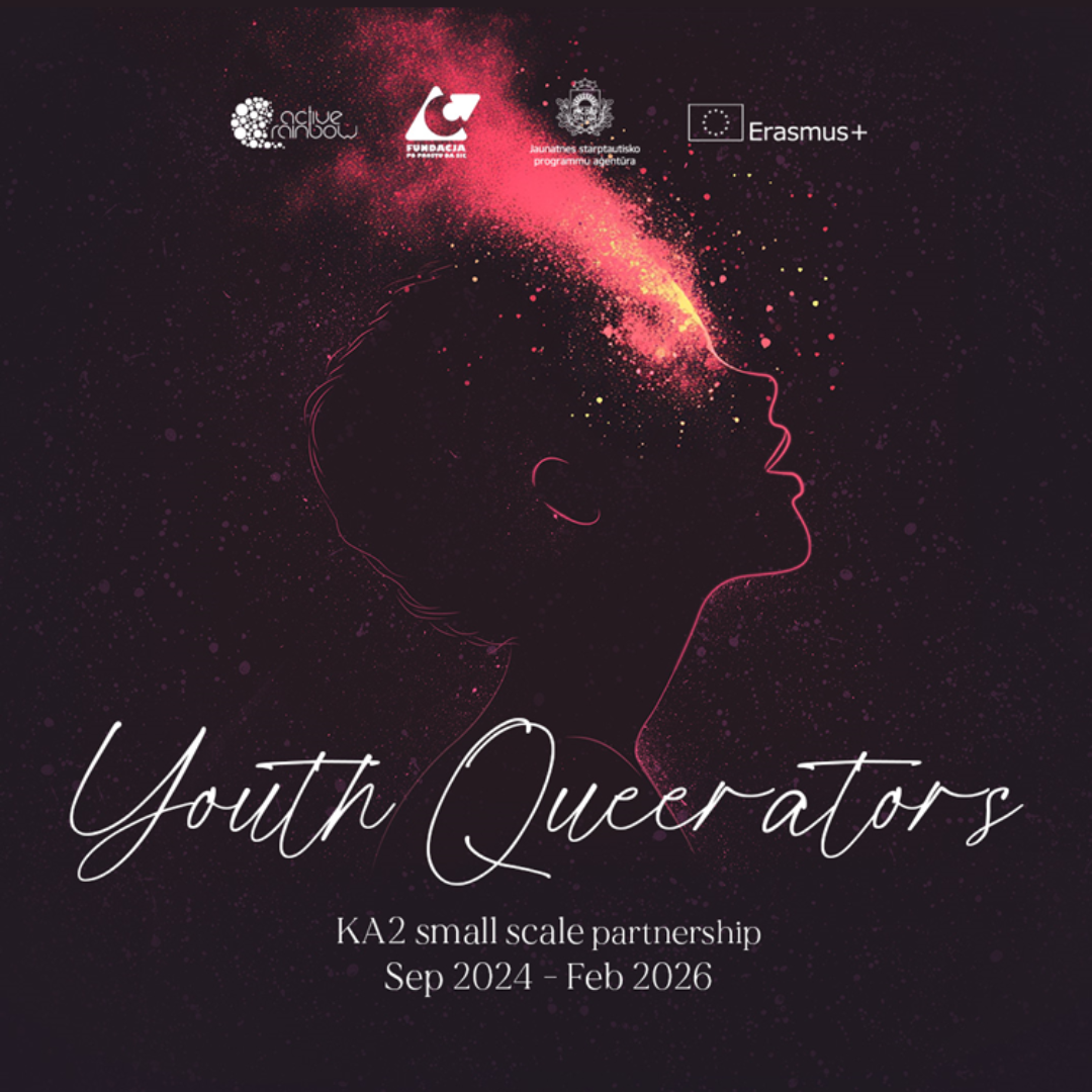 Plakat, na ciemnym tle kontur głowy, z której wylatują jasne punkciki. Na górze pasek z logotypami, na dole napis: "Youth Queerators" dużymi literami i "KA2 small-scale partnership, Sep 2024 - Feb 2026" małymi literami