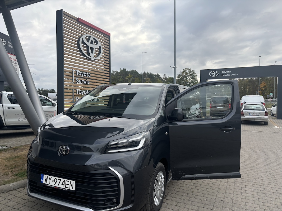 Nowy samochód Toyota Pro Ace Verso z 2024 roku pozwala komfortowo przewieźć 8 osób nie licząc kierowcy
