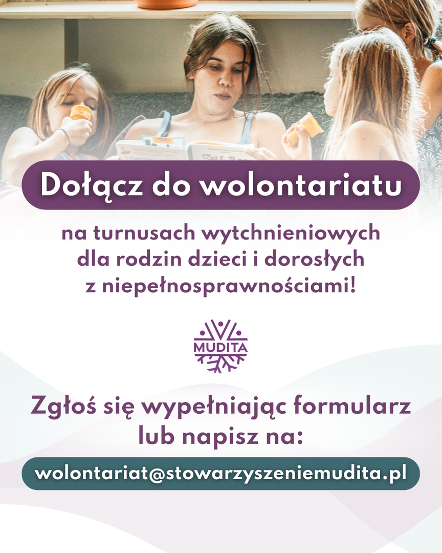 Na zdjęciu zdjęcie wolontariuszki w towarzystwie dzieci i tekst: Dołącz do wolontariatu na turnusach wytchnieniowych dla rodzin dzieci i dorosłych z niepełnosprawnościami. Zgłoś się wypełniając formularz lub napisz na: wolontariat@stowarzyszeniemudita.pl  