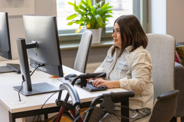 Osoba z niepełnosprawnością przy komputerze