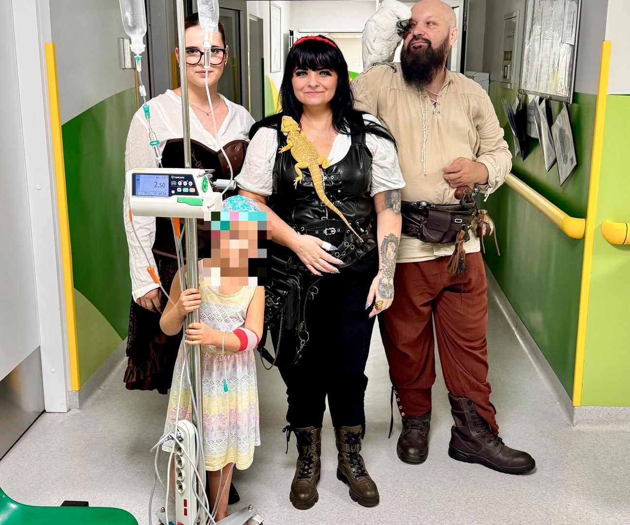 Papugoterapia w szpitalu – piracka załoga Fundacji Skrzydlaty Raj odwiedza małych pacjentów z zaprzyjaźnioną agamą brodatą i kakadu, niosąc im uśmiech, odwagę i chwilę wytchnienia od szpitalnej codzienności.papugoterapia, terapia z udziałem zwierząt, fundacja dla dzieci, pomoc dzieciom w szpitalach, onkologia dziecięca, Fundacja Skrzydlaty Raj, papugi, egzotyczne papugi, piraci w szpitalu, kampania Kosmyk dla Małego Pirata, peruki dla dzieci po chemioterapii, wizyty w szpitalach, zajęcia edukacyjne z papugami