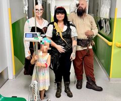 Miniatura Papugoterapia w szpitalu – piracka załoga Fundacji Skrzydlaty Raj odwiedza małych pacjentów z zaprzyjaźnioną agamą brodatą i kakadu, niosąc im uśmiech, odwagę i chwilę wytchnienia od szpitalnej codzienności.papugoterapia, terapia z udziałem zwierząt, fundacja dla dzieci, pomoc dzieciom w szpitalach, onkologia dziecięca, Fundacja Skrzydlaty Raj, papugi, egzotyczne papugi, piraci w szpitalu, kampania Kosmyk dla Małego Pirata, peruki dla dzieci po chemioterapii, wizyty w szpitalach, zajęcia edukacyjne z papugami