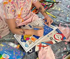 Miniatura Mała piratka koloruje fundacyjną piracką kolorowankę Skrzydlatego Raju – chwila twórczej zabawy i oddechu od szpitalnej rzeczywistości.papugoterapia, terapia z udziałem zwierząt, fundacja dla dzieci, pomoc dzieciom w szpitalach, onkologia dziecięca, Fundacja Skrzydlaty Raj, papugi, egzotyczne papugi, piraci w szpitalu, kampania Kosmyk dla Małego Pirata, peruki dla dzieci po chemioterapii, wizyty w szpitalach, zajęcia edukacyjne z papugami