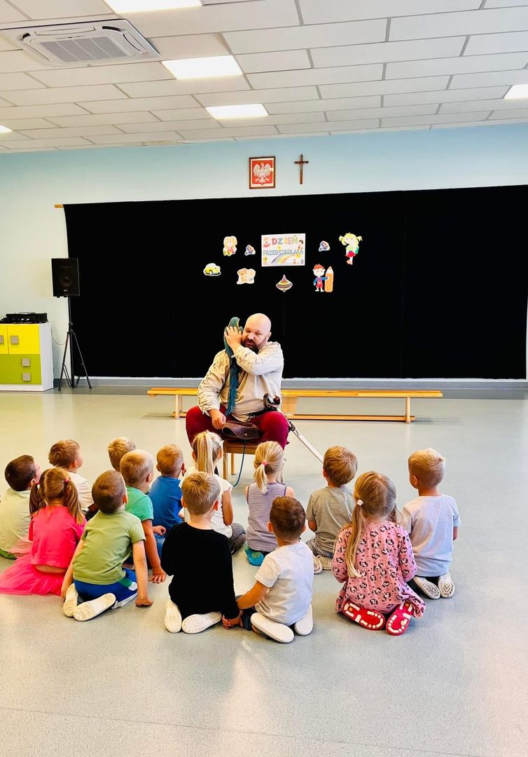 Piracko-papuzia lekcja w przedszkolu – Fundacja Skrzydlaty Raj prowadzi zajęcia edukacyjne z udziałem ar, ucząc dzieci empatii, odpowiedzialnej opieki nad zwierzętami i szacunku do przyrodypapugoterapia, terapia z udziałem zwierząt, fundacja dla dzieci, pomoc dzieciom w szpitalach, onkologia dziecięca, Fundacja Skrzydlaty Raj, papugi, egzotyczne papugi, piraci w szpitalu, kampania Kosmyk dla Małego Pirata, peruki dla dzieci po chemioterapii, wizyty w szpitalach, zajęcia edukacyjne z papugami