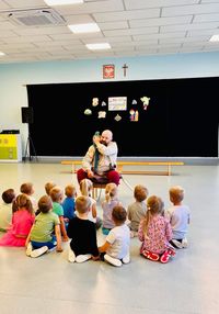 Miniatura Piracko-papuzia lekcja w przedszkolu – Fundacja Skrzydlaty Raj prowadzi zajęcia edukacyjne z udziałem ar, ucząc dzieci empatii, odpowiedzialnej opieki nad zwierzętami i szacunku do przyrodypapugoterapia, terapia z udziałem zwierząt, fundacja dla dzieci, pomoc dzieciom w szpitalach, onkologia dziecięca, Fundacja Skrzydlaty Raj, papugi, egzotyczne papugi, piraci w szpitalu, kampania Kosmyk dla Małego Pirata, peruki dla dzieci po chemioterapii, wizyty w szpitalach, zajęcia edukacyjne z papugami