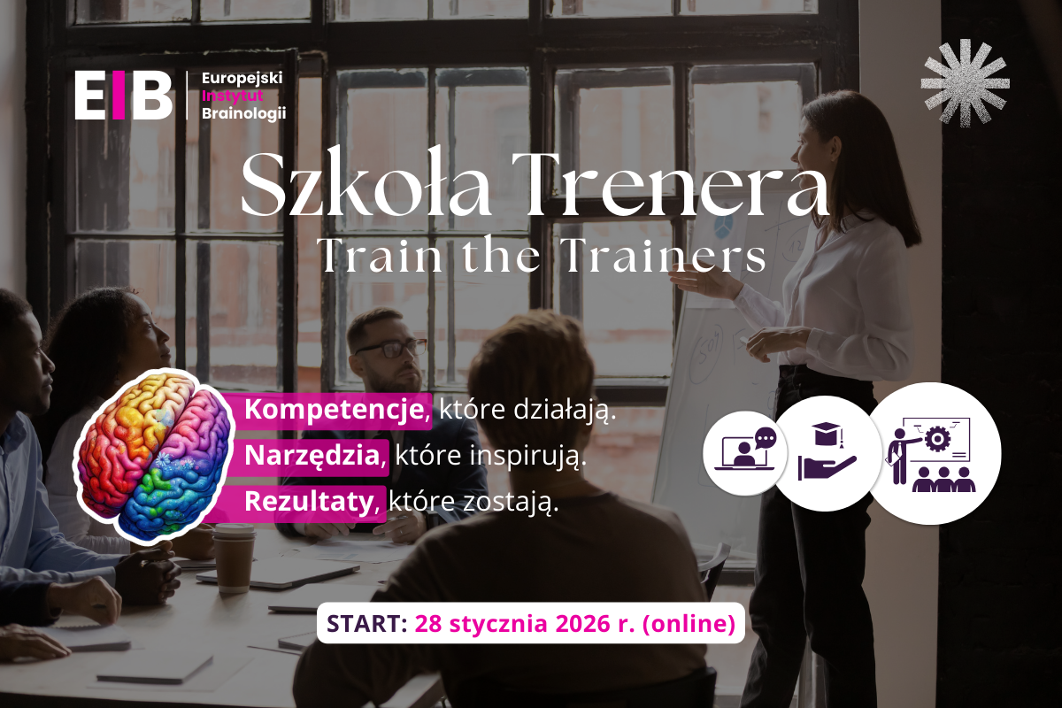 Baner promujący Szkołę Trenera „Train the Trainers” z fotografią trenerki prowadzącej warsztat dla grupy. Na środku logo EIB i tytuł programu, niżej hasło „Kompetencje, które działają. Narzędzia, które inspirują. Rezultaty, które zostają” oraz ikony symbolizujące szkolenia online, rozwój kompetencji i pracę z grupą.