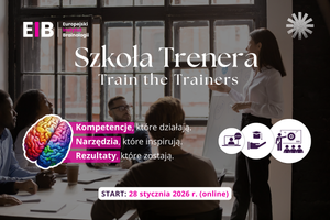 Miniatura Baner promujący Szkołę Trenera „Train the Trainers” z fotografią trenerki prowadzącej warsztat dla grupy. Na środku logo EIB i tytuł programu, niżej hasło „Kompetencje, które działają. Narzędzia, które inspirują. Rezultaty, które zostają” oraz ikony symbolizujące szkolenia online, rozwój kompetencji i pracę z grupą.