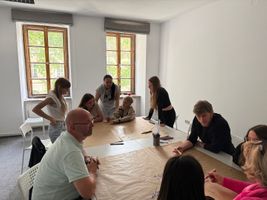 Miniatura Zdjęcie przedstawia osoby siedzące przy stole, które brały udział w warsztatach rodzinnych realizowanych w ramach projektu. Projekt finansowany ze środków ROPS w Zielonej Górze. 