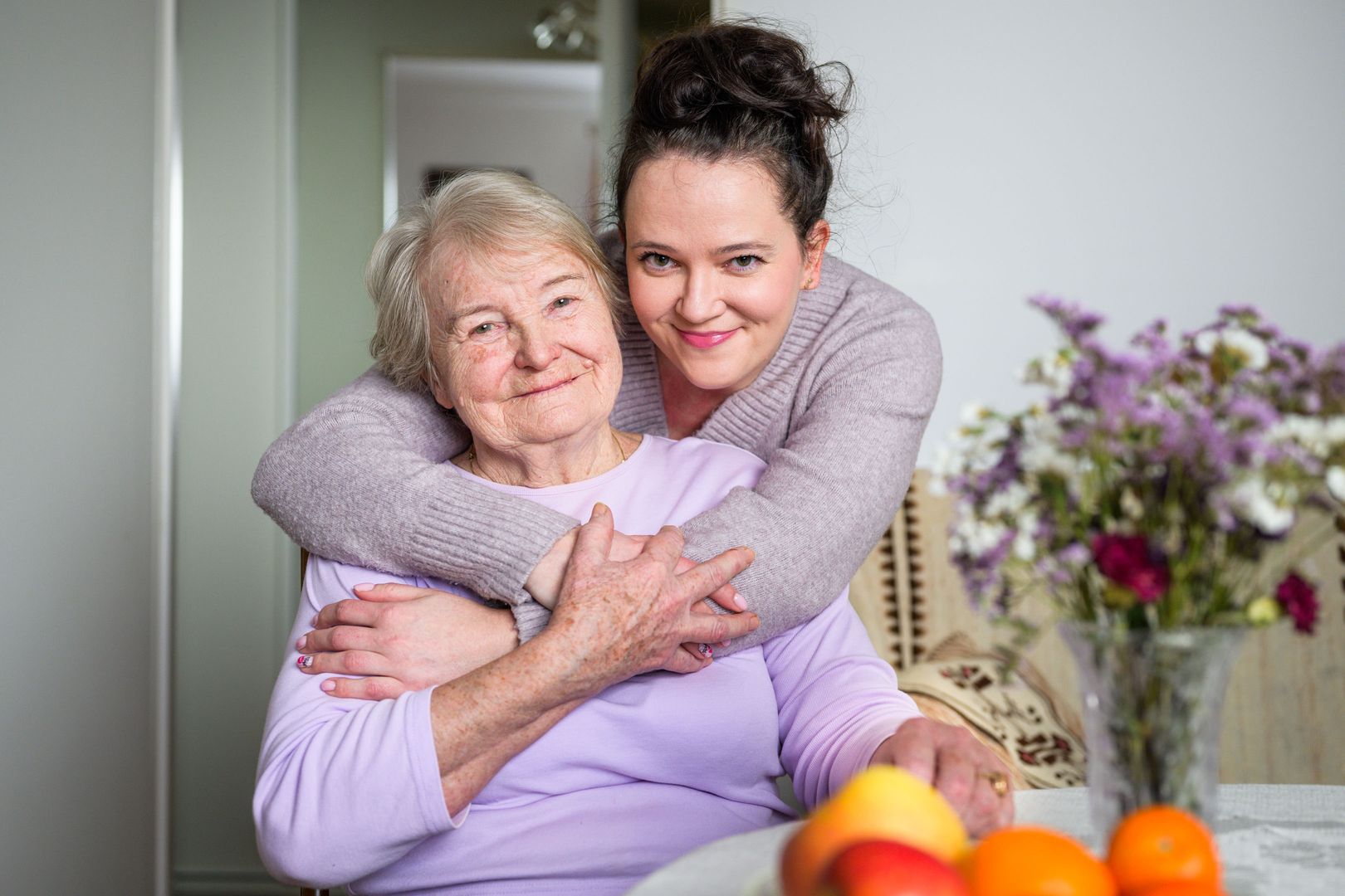 Uśmiechnięta seniorka z młodą kobietą 