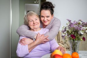 Miniatura Uśmiechnięta seniorka z młodą kobietą 