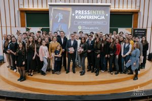 Miniatura Zdjęcie z zeszłorocznej konferencji PressEntera, na której studenci nabywali umiejętności z zakresu wystąpień przed publicznością oraz kreowania wizerunku publicznego pod okiem Doroty Gawryluk oraz dr Michała Rusinka.