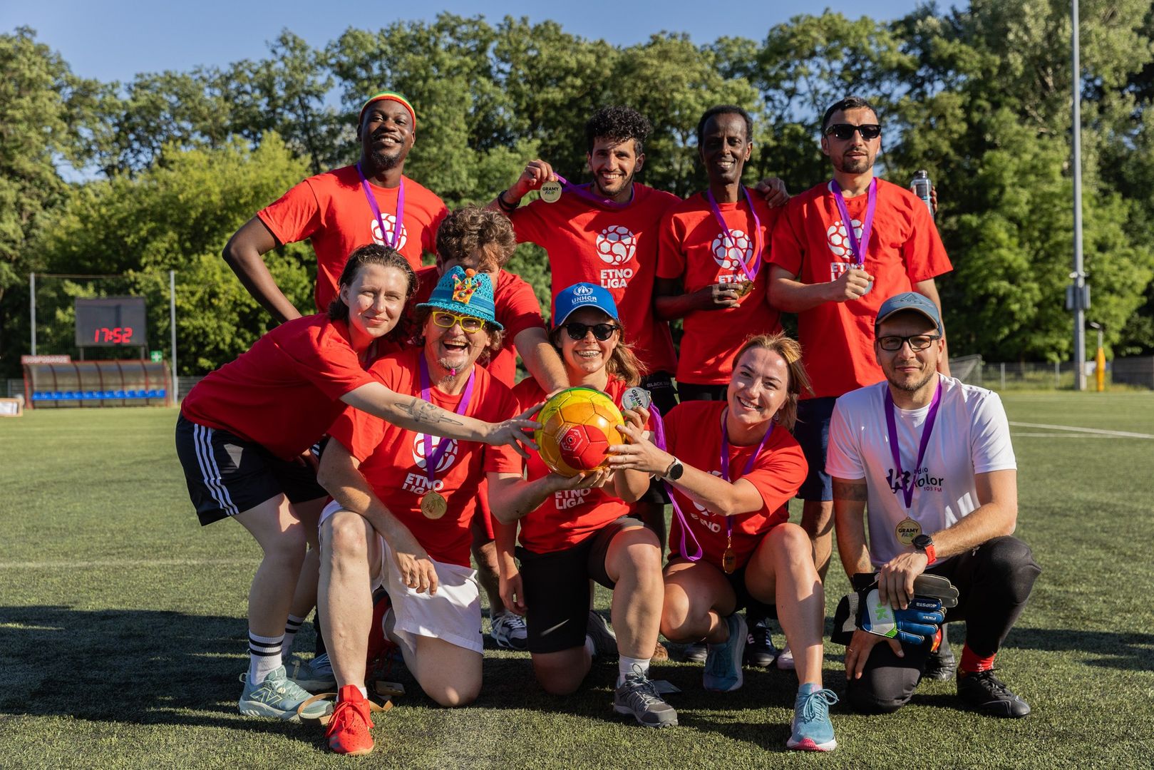 Etnoliga. Pozowane zdjęcie drużyny piłkarzy i piłkarek z różnych krajów