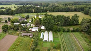 Miniatura Tereny gospodarstwa: łąki, pola, budynki, tunele