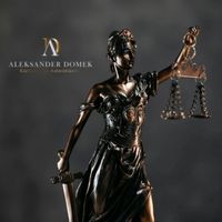 Miniatura Statuetka wagi sprawiedliwości na ciemnym tle, symbolizująca rzetelne prawo karne i cywilne w Kancelarii Adwokackiej w Bydgoszczy.