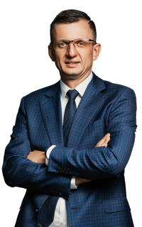 Miniatura Adwokat Aleksander Domek – doświadczony prawnik z Bydgoszczy, stojący ze skrzyżowanymi rękami, specjalista od prawa rodzinnego.