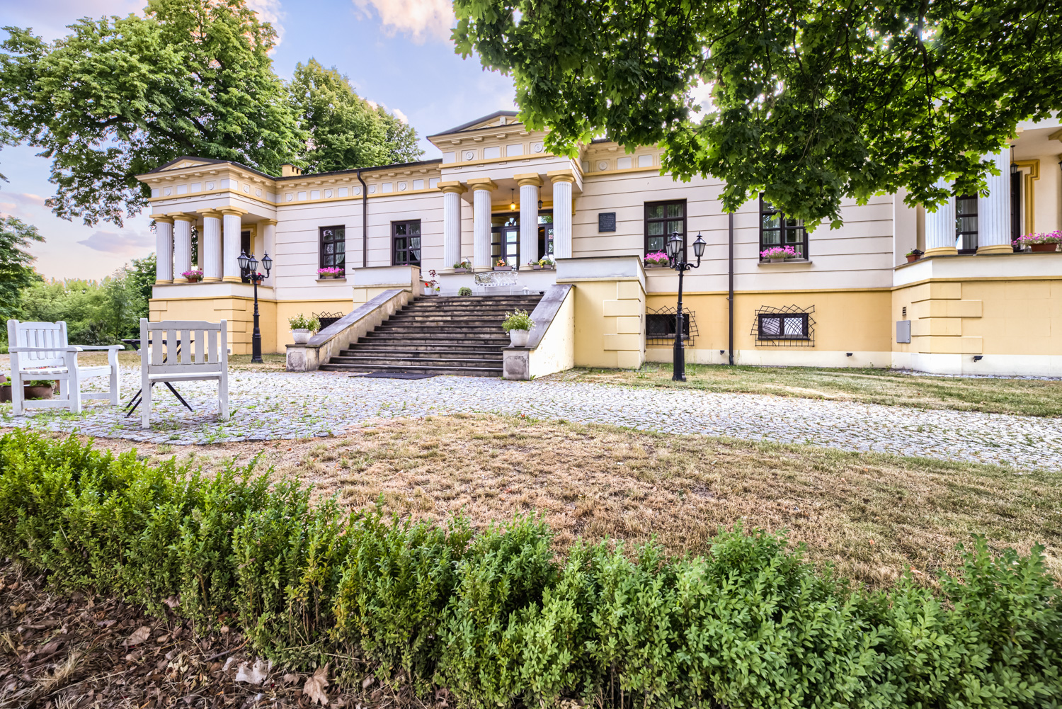 Zabytkowy Pałac w Małkowie, w centrum Polski. Piękne kameralne miejsce na szkolenia, spotkania i pobyty indywidualne. 