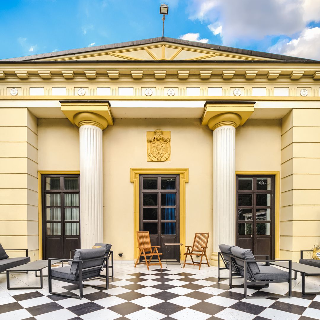 Pałac w Małkowie, województwo łódzkie. Zabytkowy pałac otoczony parkiem. Urokliwe miejsce w centrum Polski.