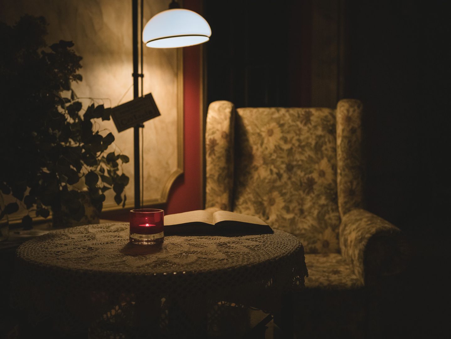 Kącik do odpoczynku w Pałacu w Małkowie, pelnym klimatycznych zakamarków. 