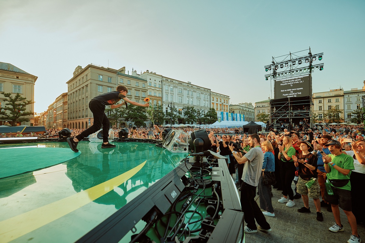 Festiwal Zaczarowanej Piosenki na krakowskim Rynku Głównym gromadzi ogromną publiczność