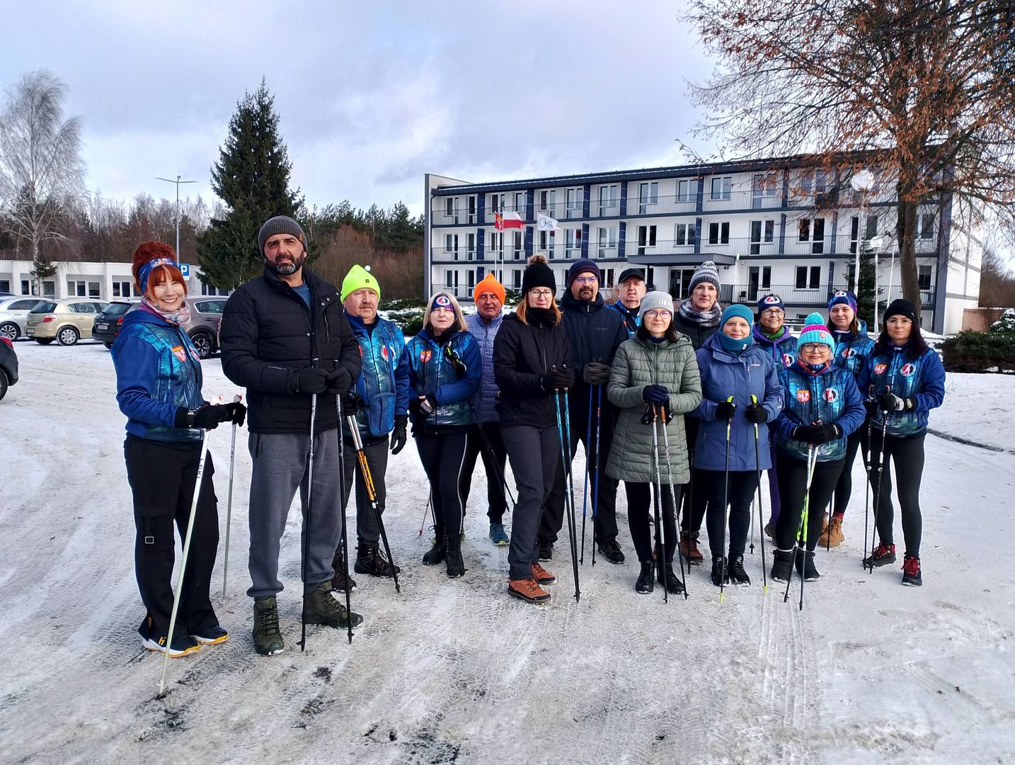 członkowie klubu przed jego siedzibą