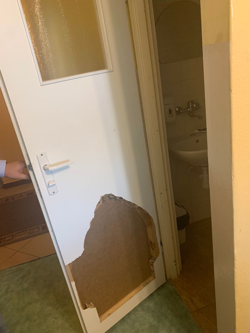 Stan pokoju dziecka przed remontem w placówce opiekuńczo-wychowawczej