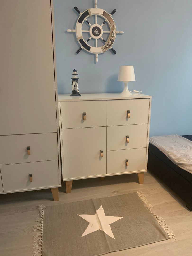 Wyremontowany i wyposażony pokój dziecięcy po zakończeniu prac- nowe meble podłogi, nowy kolor ścian, dekoracje i oświetlenie tworzą przyjazny klimat do nauki i odpoczynku