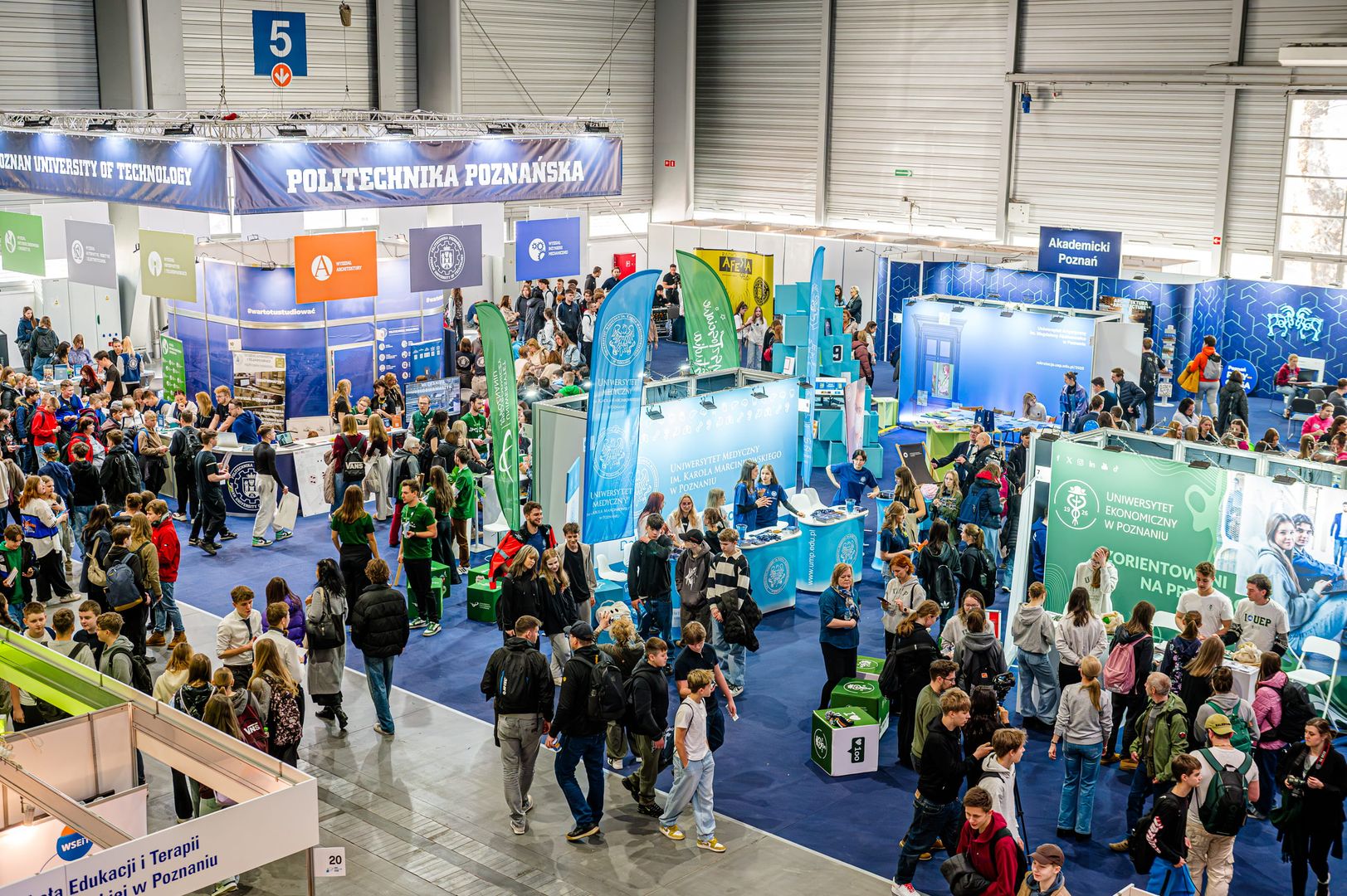 tłum ludzi na targach edukacyjnych