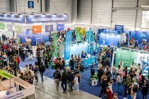 Miniatura tłum ludzi na targach edukacyjnych