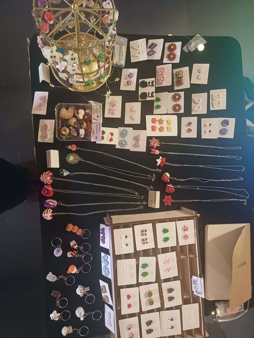 Wystawca oferujący ręcznie robioną biżuterię z modeliny.