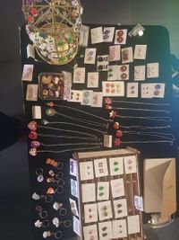 Miniatura Wystawca oferujący ręcznie robioną biżuterię z modeliny.