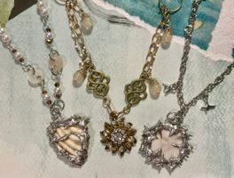 Miniatura Wystawca oferujący ręcznie robioną biżuterię z kamieni szlachetnych i stali.