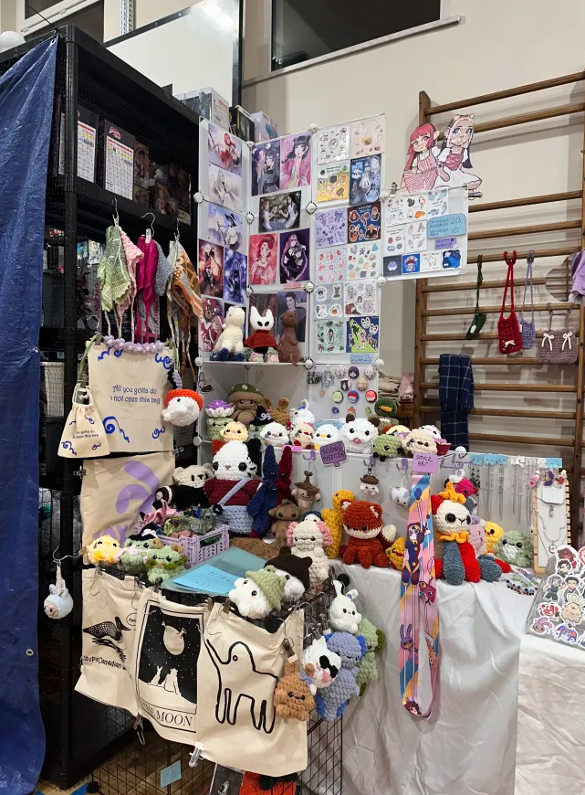 Wystawca oferujący rzeczy robione na szydełku.