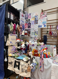 Miniatura Wystawca oferujący rzeczy robione na szydełku.