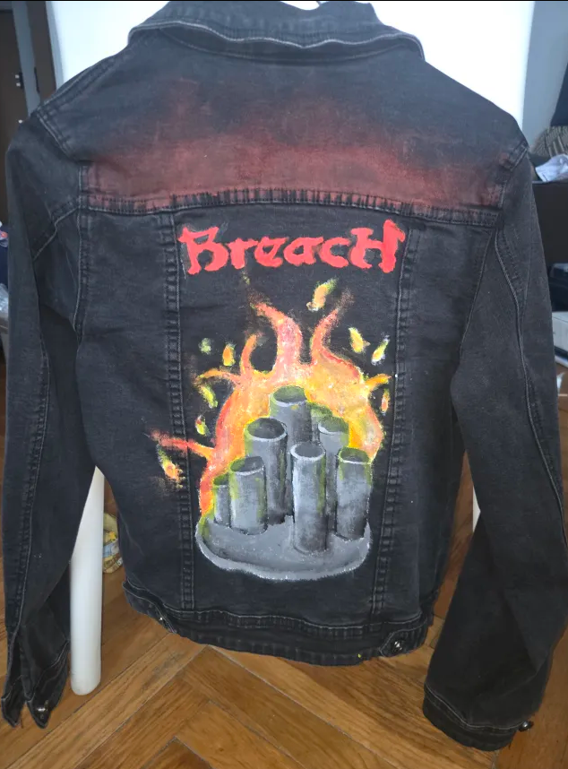 Wystawca oferujący ręcznie malowane ubrania.