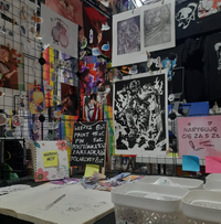 Miniatura Wystawca oferujący rysunki.